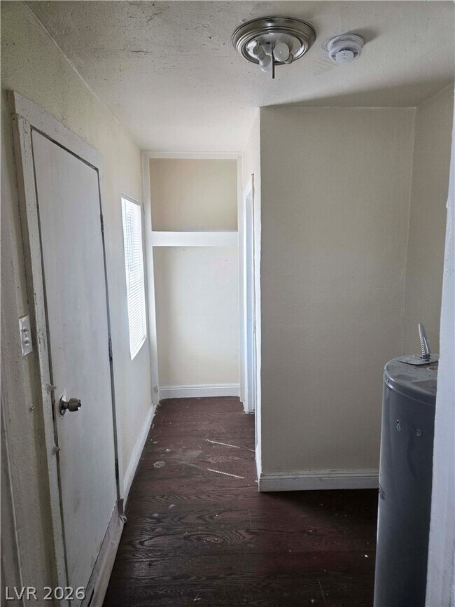 Building Photo - 413 W Van Buren Ave