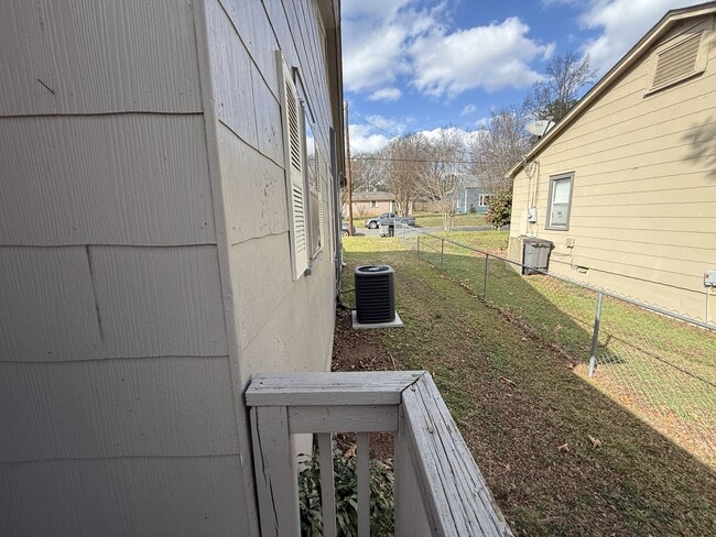 Building Photo - 405 Henderson St