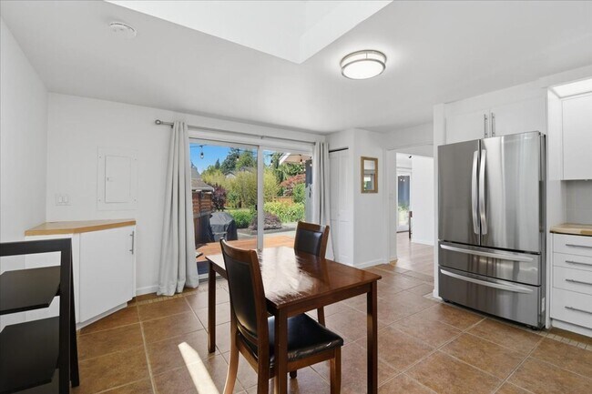 Building Photo - 3bd/1.75ba Shoreline Home