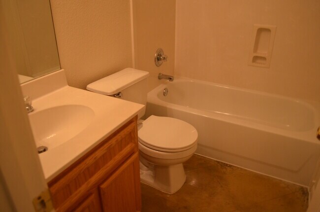 Building Photo - 928 Rosewood Dr