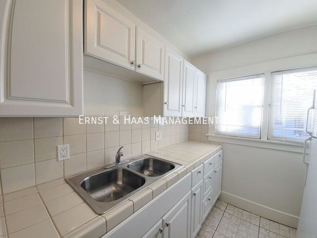 Building Photo - Charming 1 Bedroom Bungalow Apartment in C...