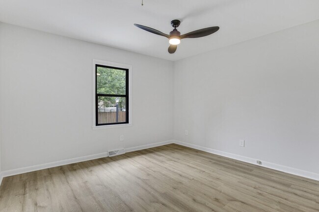 Building Photo - 452 Pasadena Dr