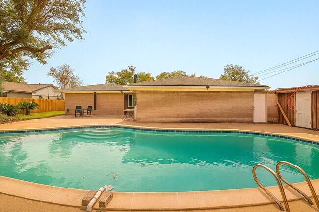 Building Photo - 1424 N Avenue F