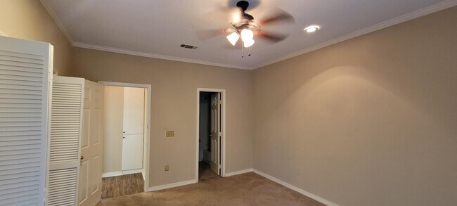 Building Photo - 22 River Run Dr