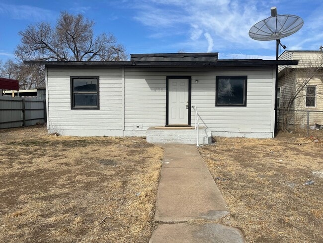 Building Photo - Large 3 bed 1 bath Home