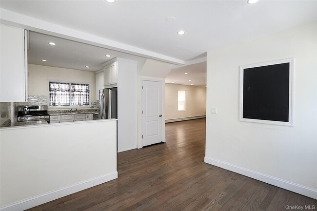 Building Photo - 987 Kings Pkwy