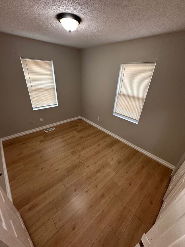 Building Photo - 2 Bed 1 Bath With Garage