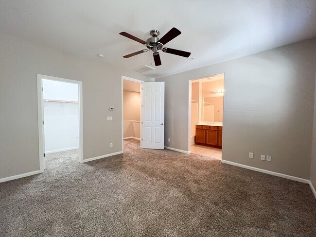 Building Photo - 3 Bd, 2.5 Ba Condo in Elk Grove