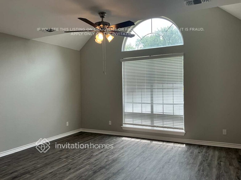 Building Photo - 2121 London Dr
