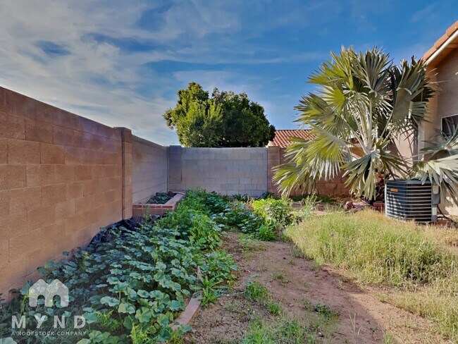 Building Photo - 8027 W Laurel Ln