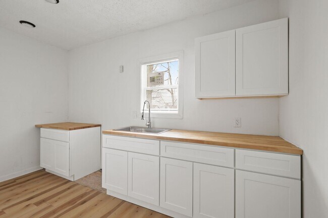 Building Photo - 822 N Bradley Ave