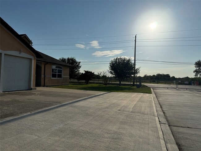 Building Photo - 4123 Old Chocolate Bayou Rd