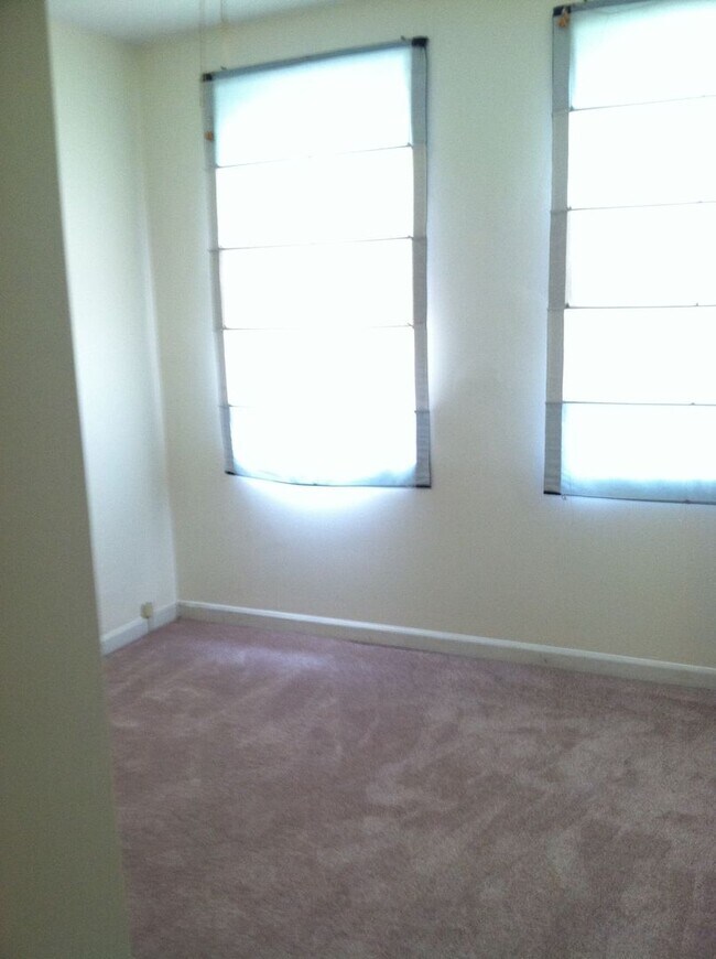 Building Photo - 3 bedroom row house located in desirable H...