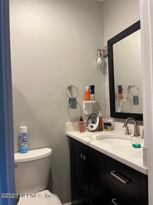 Building Photo - 1337 Menna St