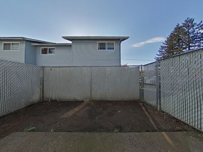 Building Photo - 2 Bedroom Townhouse ~ Close to Downtown