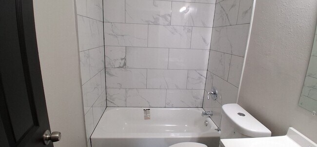 Building Photo - 2724 Henley Dr