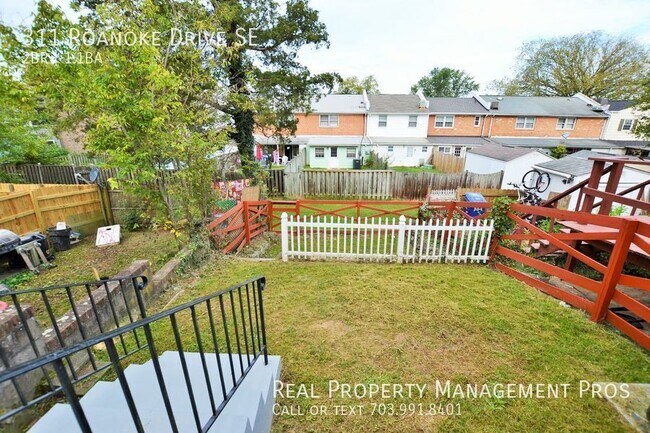 Building Photo - 311 Roanoke Dr SE