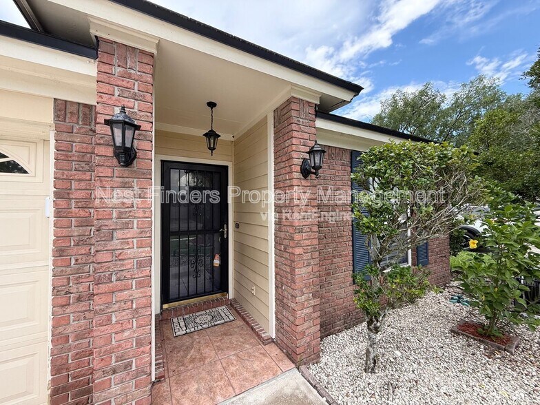 Building Photo - 11201 Wandering Oaks Dr