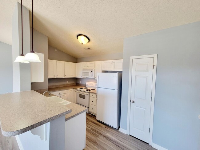 Building Photo - Now Leasing – 3477 Forest Dale Drive, Apt ...