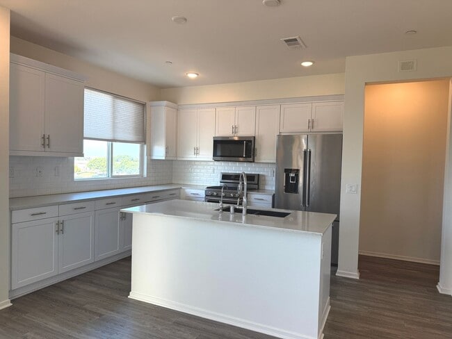 Building Photo - Gorgeous bright 3 bedroom 2.5 bath townhome