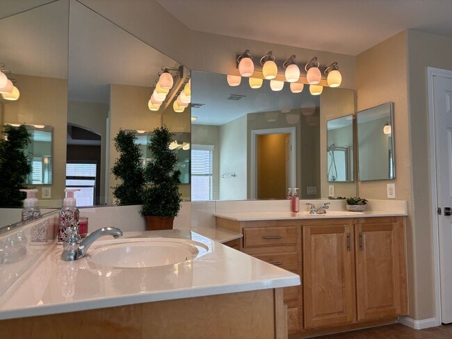 Building Photo - Southwest 5 bd 3 full bath with 2 car gara...