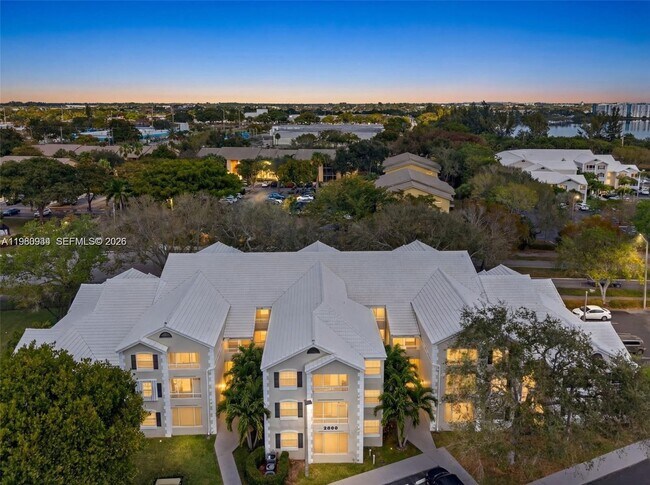 Building Photo - 2811 N Oakland Forest Dr