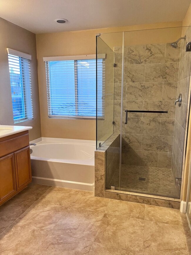 Building Photo - Redlands Home in Gated Community