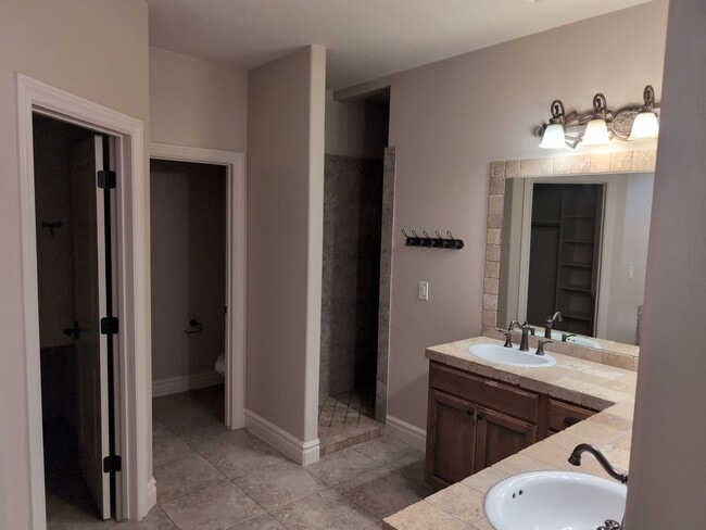 Building Photo - PET FRIENDLY -Spacious 6 Bedroom Home in St. George