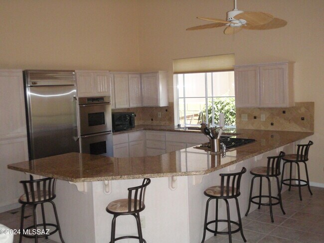 Building Photo - 65535 E Desert Side Dr