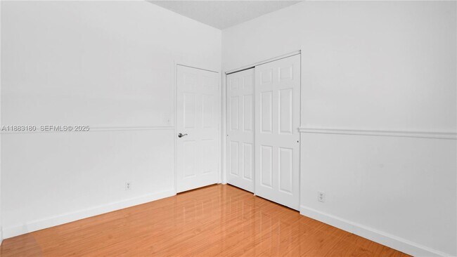 Building Photo - 570 Woodgate Cir