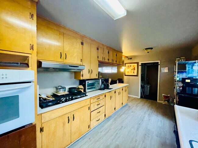 Building Photo - 1121 W Churchill St