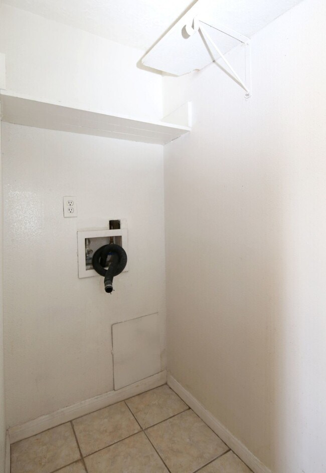 Building Photo - 13611 Ravensway Dr