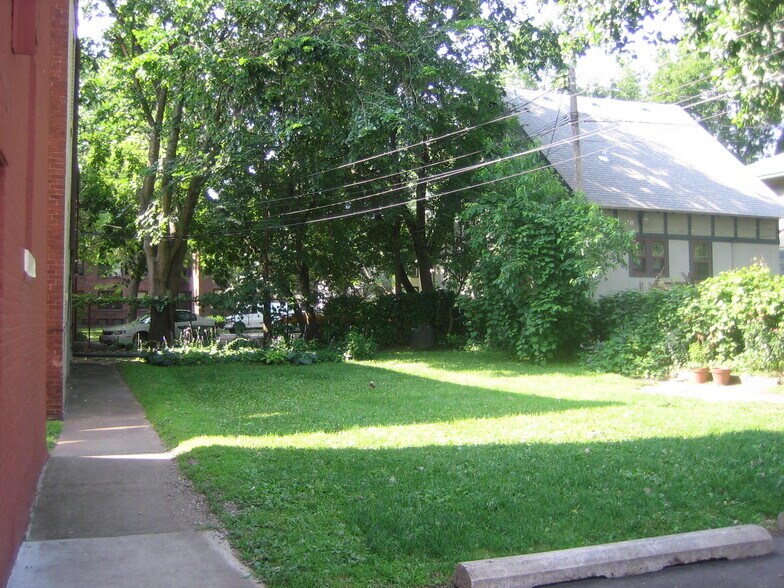 Building Photo - 93 N Milton St N