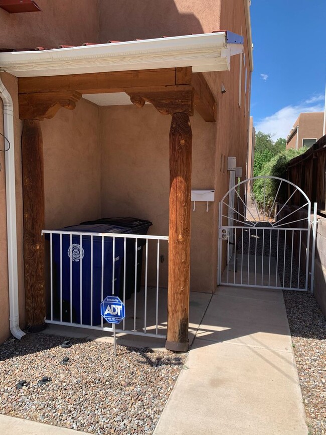 Building Photo - 3 bd / 2.5 bth / 2 car garage near UNM, CN...