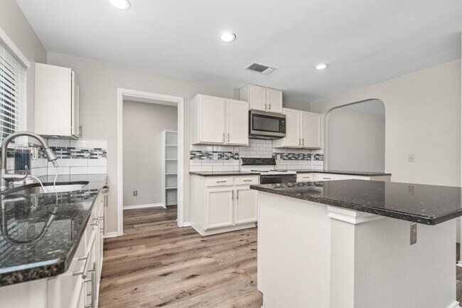 Building Photo - 15906 Colton Well