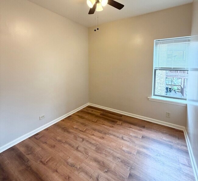 Building Photo - 1521 E 65th St