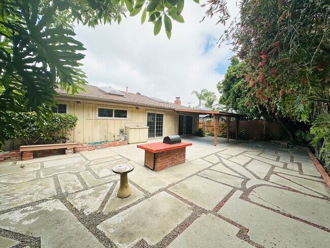 Building Photo - 5831 Scripps St