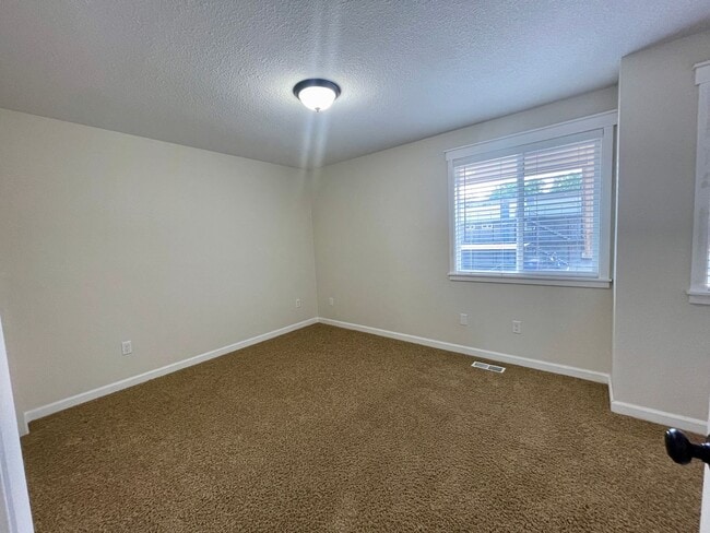 Building Photo - $500 off First Month's Rent- Updated N. Richland Townhome, Short Walk to the River!