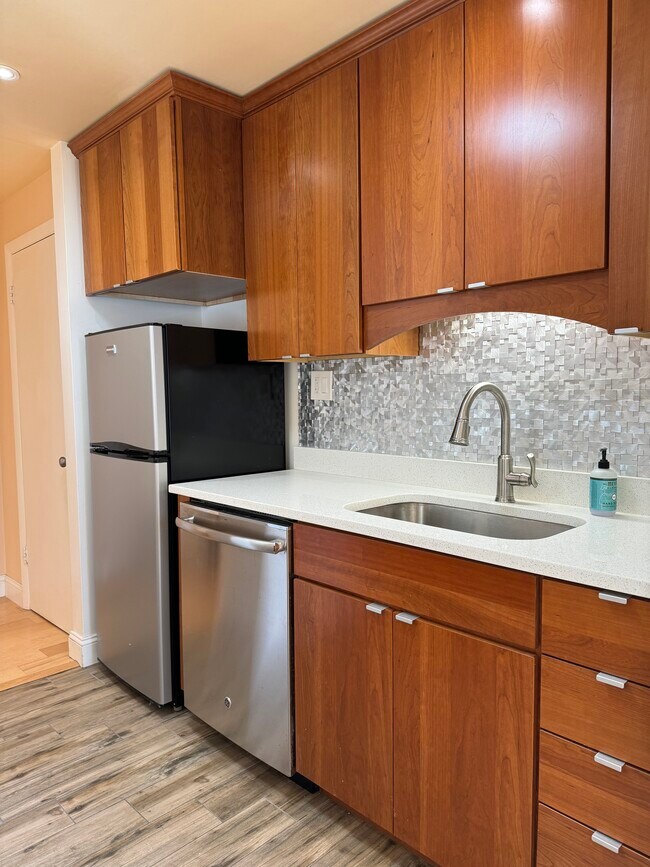 Deep kitchen sink - 4520 King St
