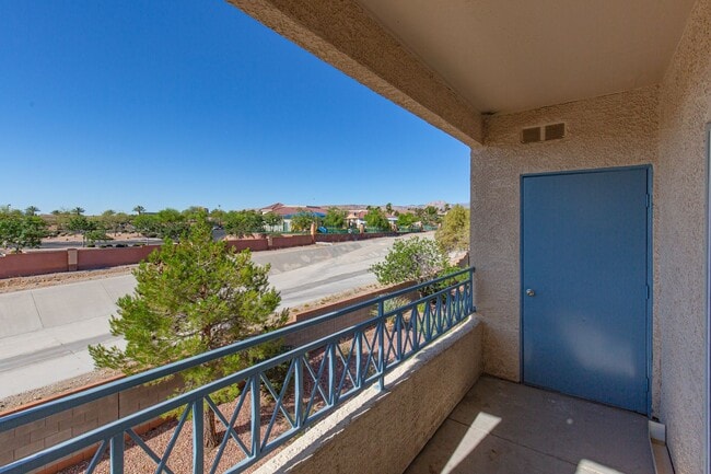 Building Photo - Enormous second story unit in upscale gated Summerlin community