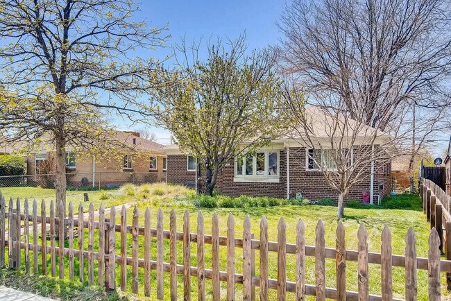 Building Photo - 2933 Ivanhoe St