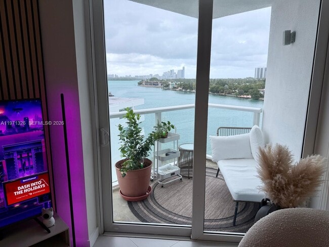 Building Photo - 9821 E Bay Harbor Dr