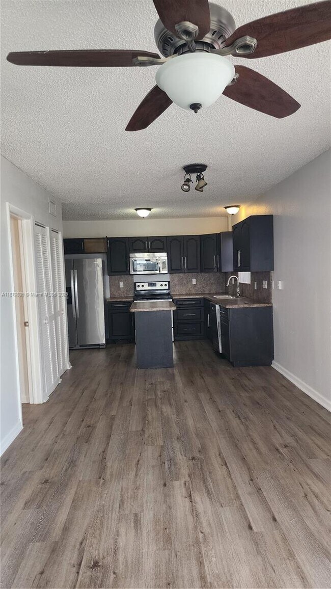 Building Photo - 513 S Ocean Dr