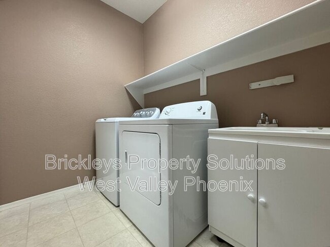 Building Photo - 18151 N Fiesta Dr