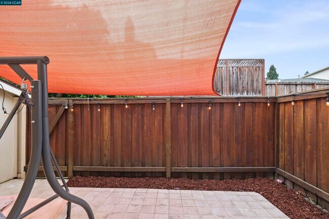 Building Photo - 560 La Copita Ct