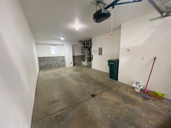 Building Photo - A beautifully maintained (2) bed, (1.5) ba...