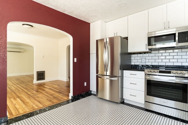 Building Photo - 3-Bedroom 2 Bath Classic Cape Cod House  (...