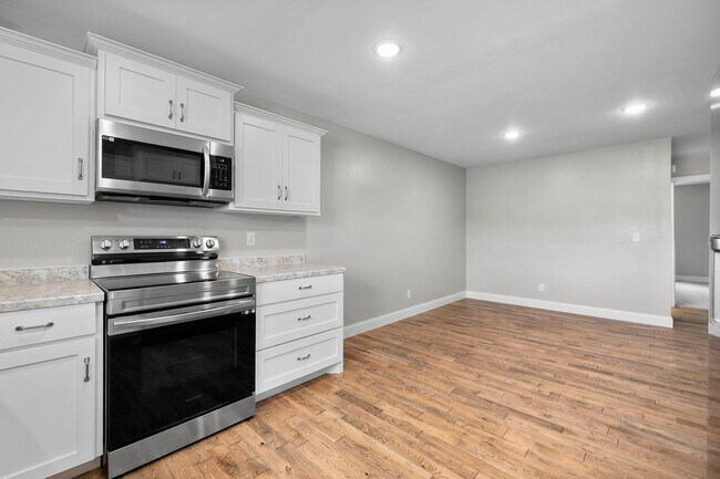 Building Photo - 424/426 E. Deerwood Dr
