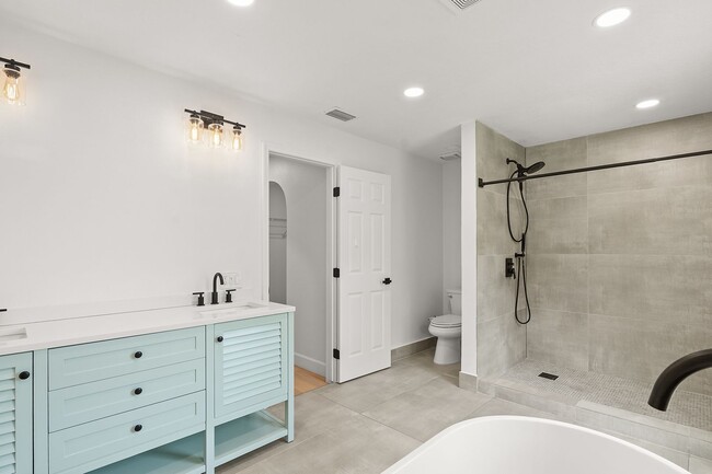 Building Photo - 5947 Ridge Lake Cir