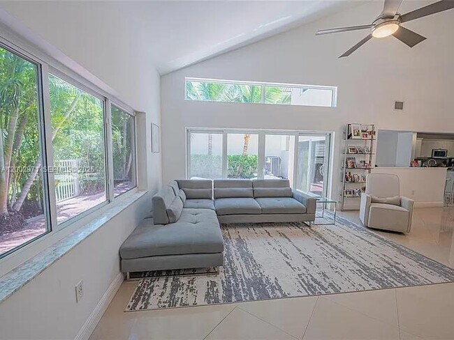 Building Photo - 1135 W Lake St